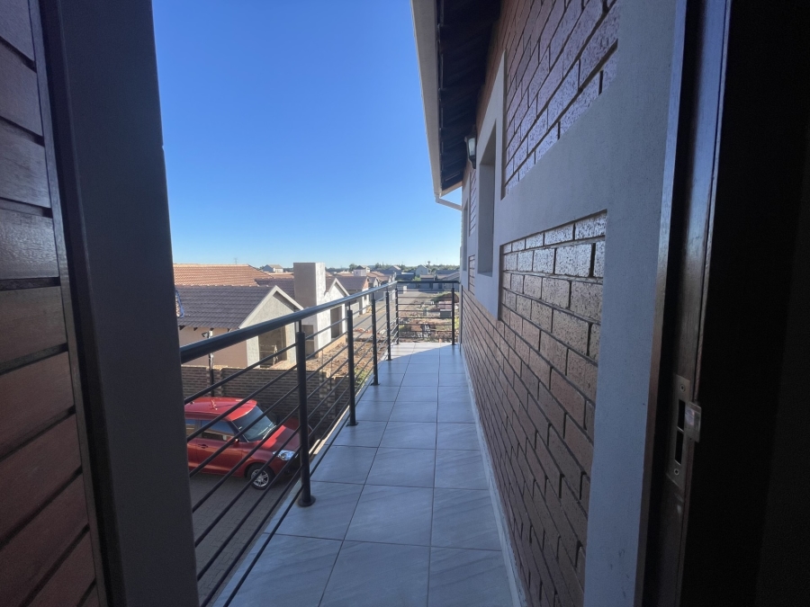 4 Bedroom Property for Sale in Heuwelsig Free State